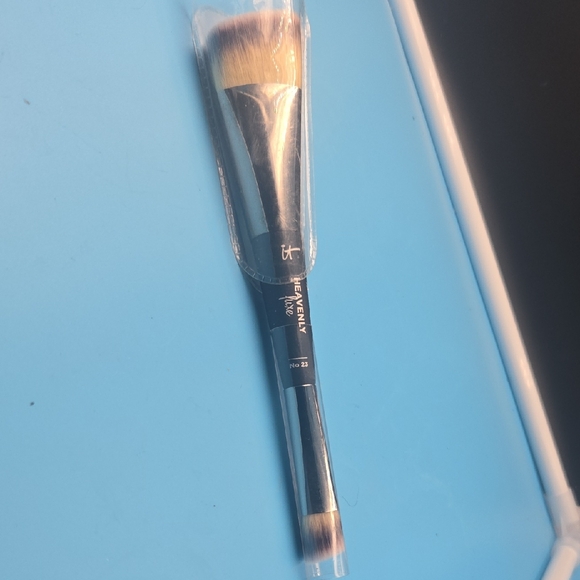 IT Cosmetics Luxe Brush - Black and Cream - Picture 1 of 4